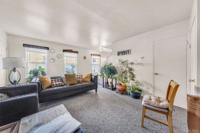 290 Lowndes Avenue C, Huntington Station, NY 11746