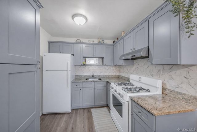 290 Lowndes Avenue C, Huntington Station, NY 11746