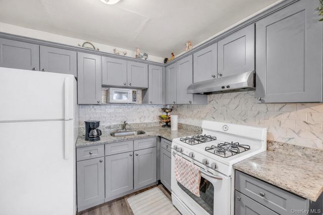 290 Lowndes Avenue C, Huntington Station, NY 11746