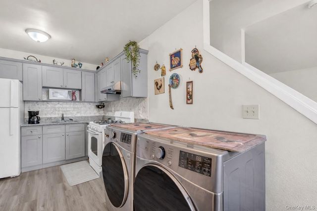 290 Lowndes Avenue C, Huntington Station, NY 11746