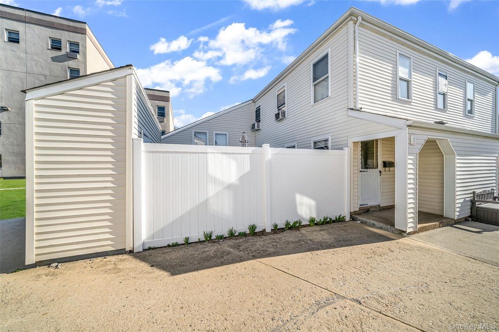 290 Lowndes Avenue C, Huntington Station, NY 11746