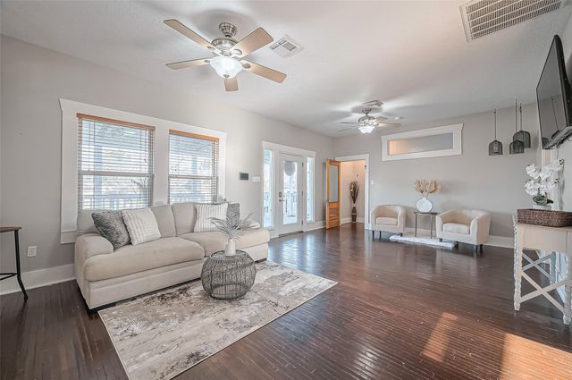206 S Idaho Street, La Porte, TX 77571
