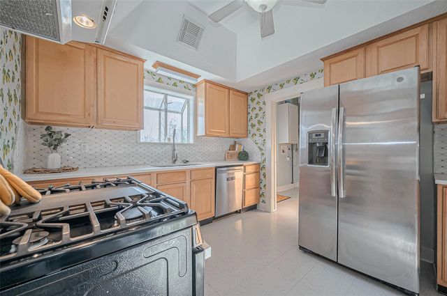 206 S Idaho Street, La Porte, TX 77571