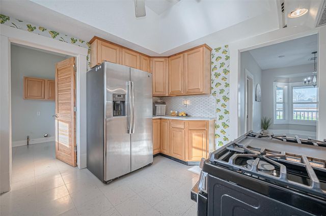 206 S Idaho Street, La Porte, TX 77571