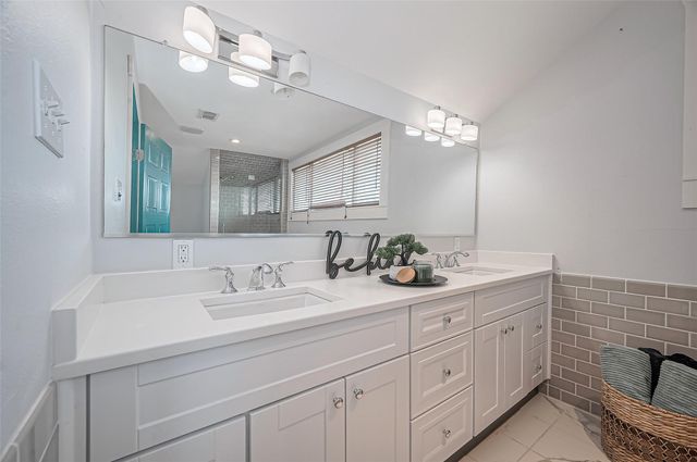 206 S Idaho Street, La Porte, TX 77571