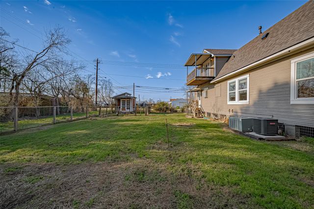 206 S Idaho Street, La Porte, TX 77571