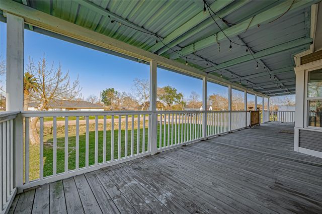 206 S Idaho Street, La Porte, TX 77571