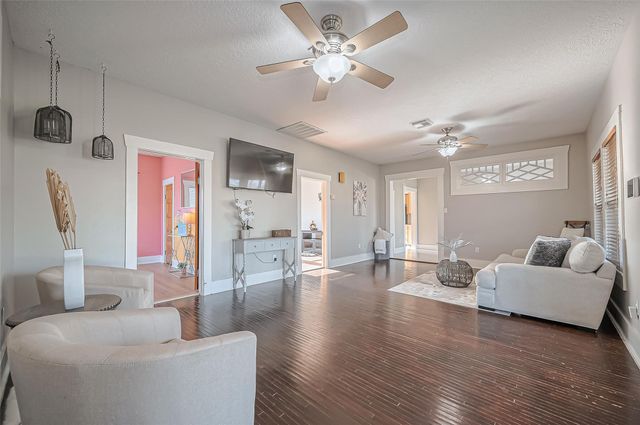 206 S Idaho Street, La Porte, TX 77571