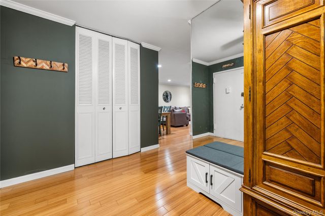 90 Park Avenue S B6, Rockville Centre, NY 11570