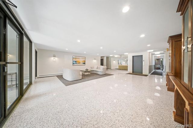 90 Park Avenue S B6, Rockville Centre, NY 11570