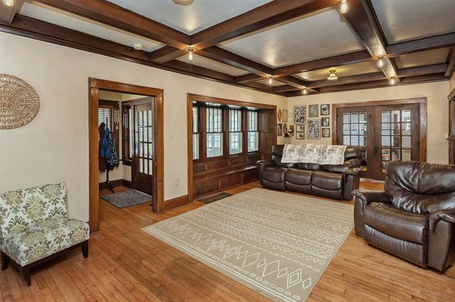 1518 E 9th Street, Des Moines, IA 50316