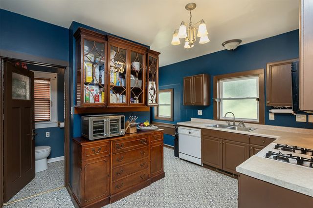 1518 E 9th Street, Des Moines, IA 50316
