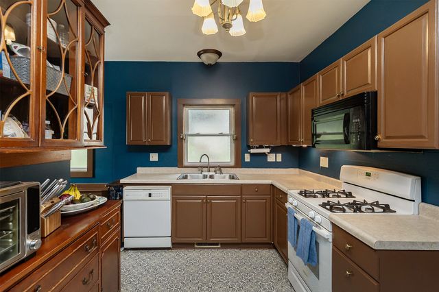 1518 E 9th Street, Des Moines, IA 50316