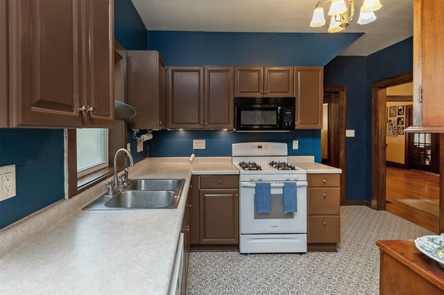 1518 E 9th Street, Des Moines, IA 50316