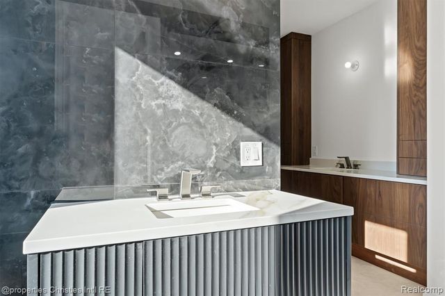 3080 Chickering Court, Bloomfield Hills, MI 48302