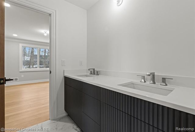 3080 Chickering Court, Bloomfield Hills, MI 48302