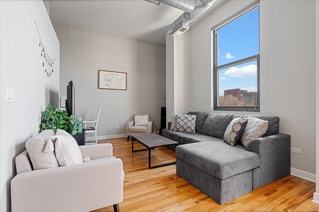 824 W Superior Street 306, Chicago, IL 60642
