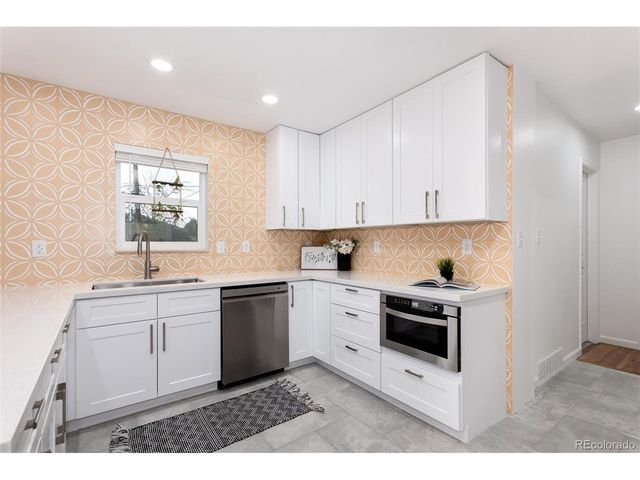 402 Ursula St, Aurora, CO 80011