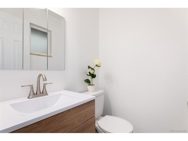 402 Ursula St, Aurora, CO 80011