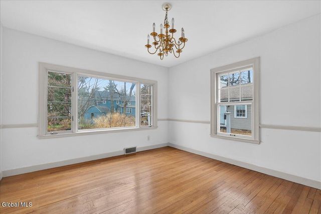 1527 Dean Street, Niskayuna, NY 12309