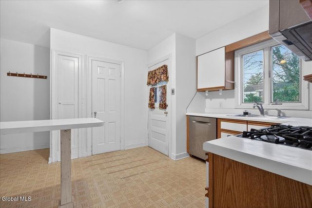 1527 Dean Street, Niskayuna, NY 12309