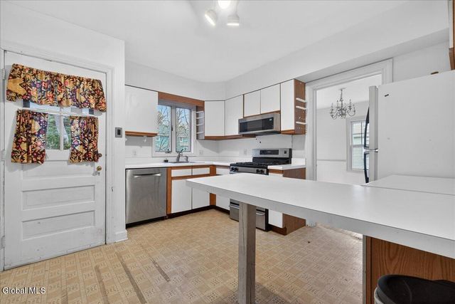 1527 Dean Street, Niskayuna, NY 12309