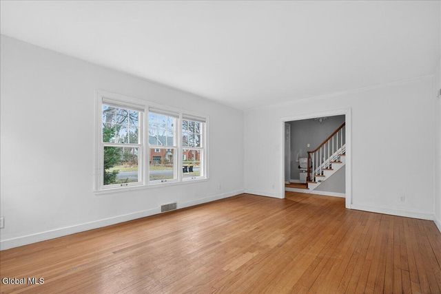 1527 Dean Street, Niskayuna, NY 12309