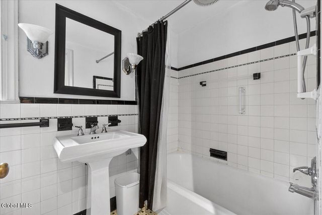 1527 Dean Street, Niskayuna, NY 12309