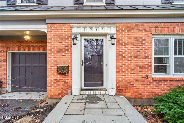 1527 Dean Street, Niskayuna, NY 12309