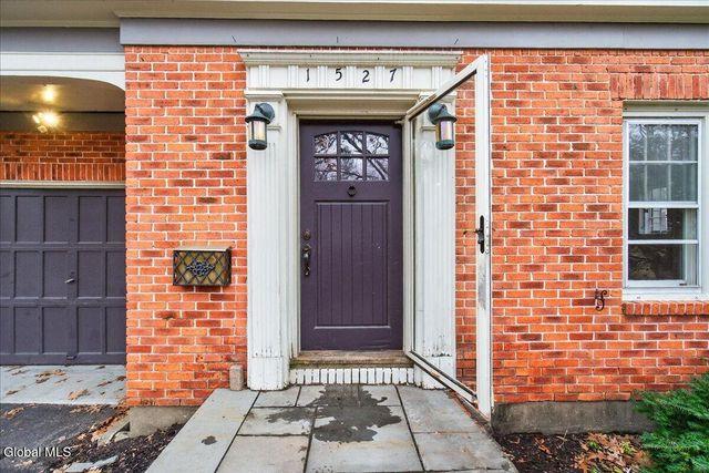 1527 Dean Street, Niskayuna, NY 12309