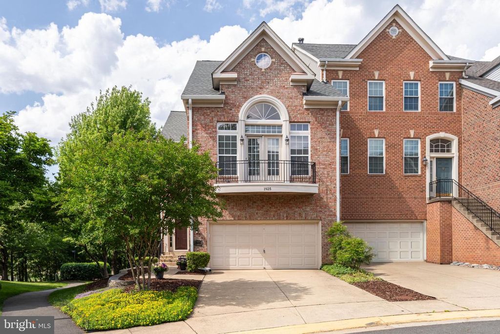 1925 LOGAN MANOR DR, Reston, VA 20190