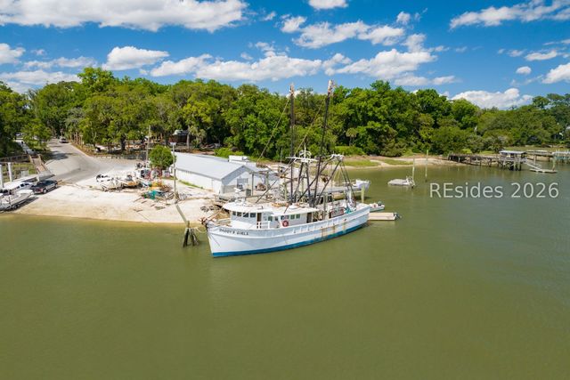 10 Crystal Beach Ln, Bluffton, SC 29910