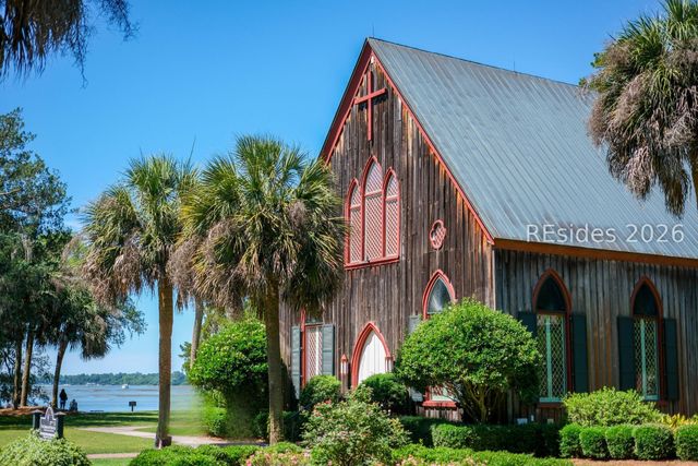 10 Crystal Beach Ln, Bluffton, SC 29910
