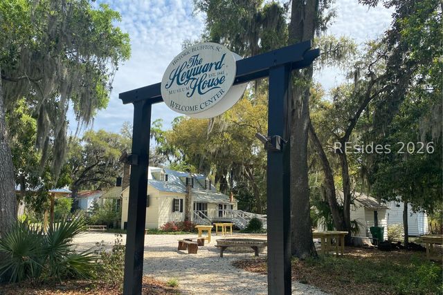 10 Crystal Beach Ln, Bluffton, SC 29910