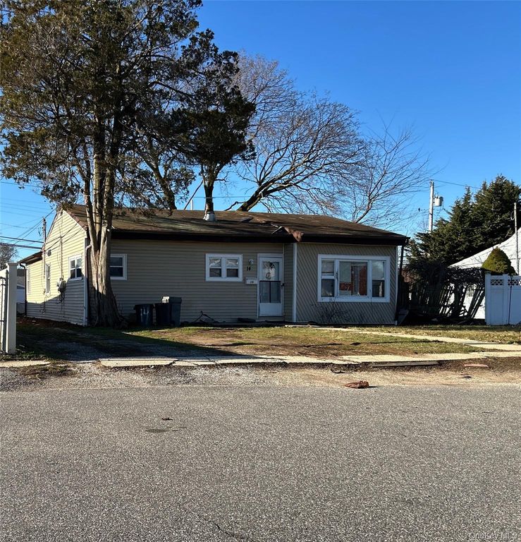 14 Chevy Chase, Amityville, NY 11701