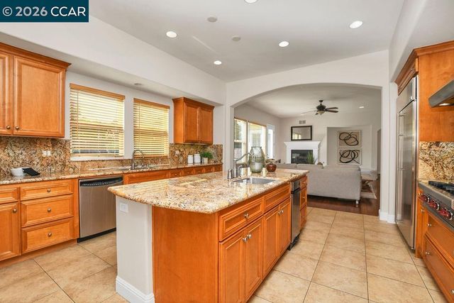 1077 Laguna Creek Ln, Pleasanton, CA 94566
