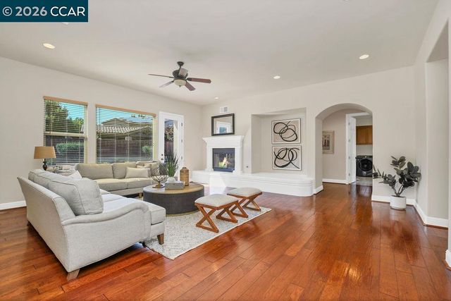 1077 Laguna Creek Ln, Pleasanton, CA 94566