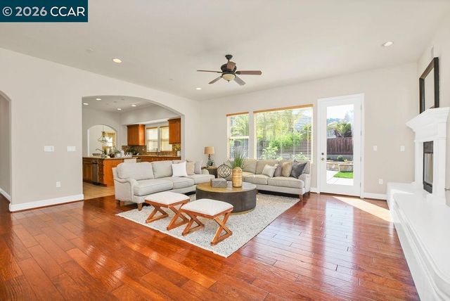 1077 Laguna Creek Ln, Pleasanton, CA 94566