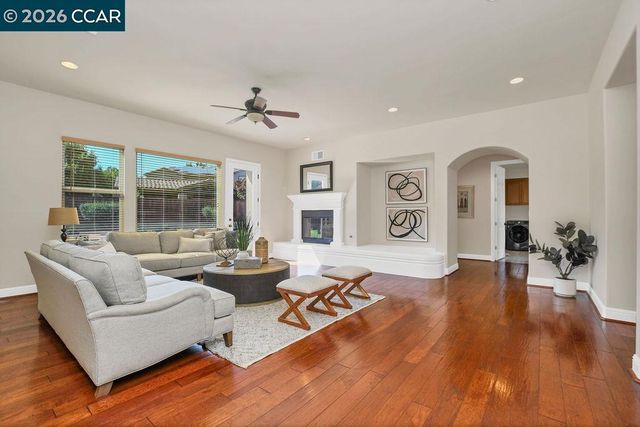 1077 Laguna Creek Ln, Pleasanton, CA 94566