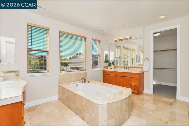 1077 Laguna Creek Ln, Pleasanton, CA 94566