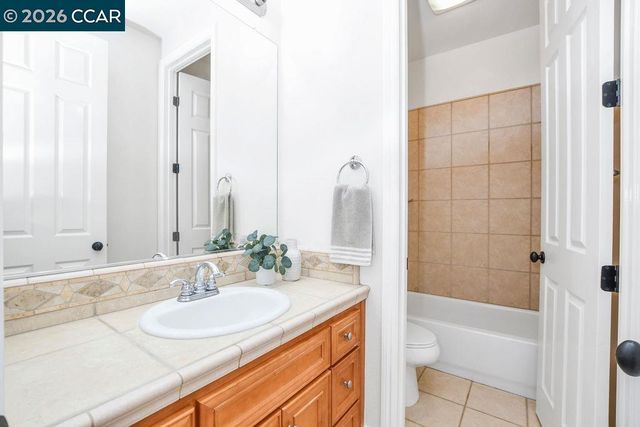 1077 Laguna Creek Ln, Pleasanton, CA 94566
