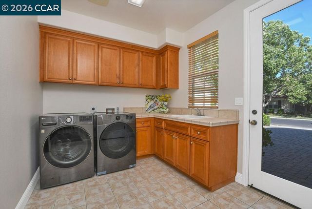 1077 Laguna Creek Ln, Pleasanton, CA 94566