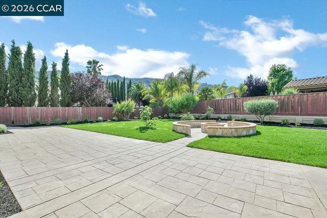 1077 Laguna Creek Ln, Pleasanton, CA 94566