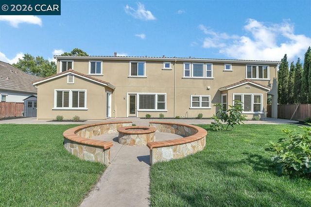 1077 Laguna Creek Ln, Pleasanton, CA 94566