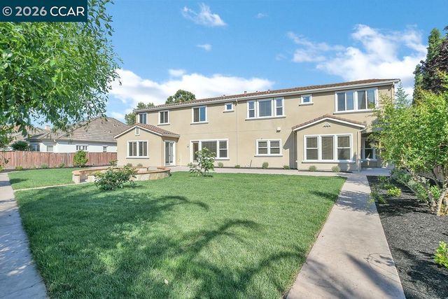 1077 Laguna Creek Ln, Pleasanton, CA 94566