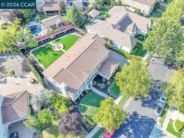 1077 Laguna Creek Ln, Pleasanton, CA 94566