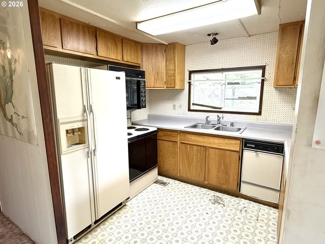 1752 Se Hall Ct, Waldport, OR 97394