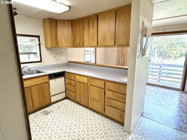 1752 Se Hall Ct, Waldport, OR 97394