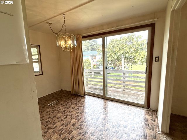 1752 Se Hall Ct, Waldport, OR 97394