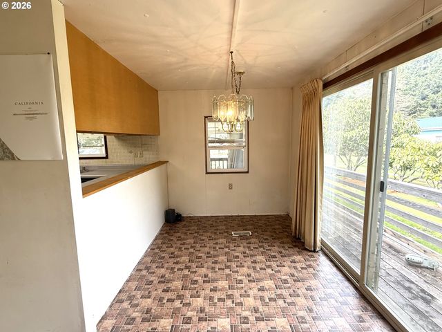 1752 Se Hall Ct, Waldport, OR 97394